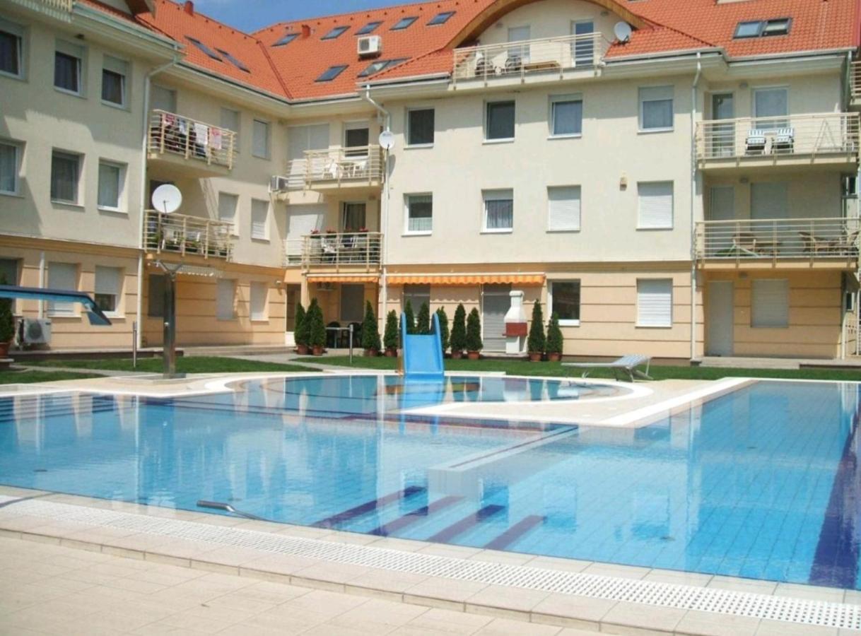 Апартаменты Relax Wellness Studio Хайдусобосло Экстерьер фото