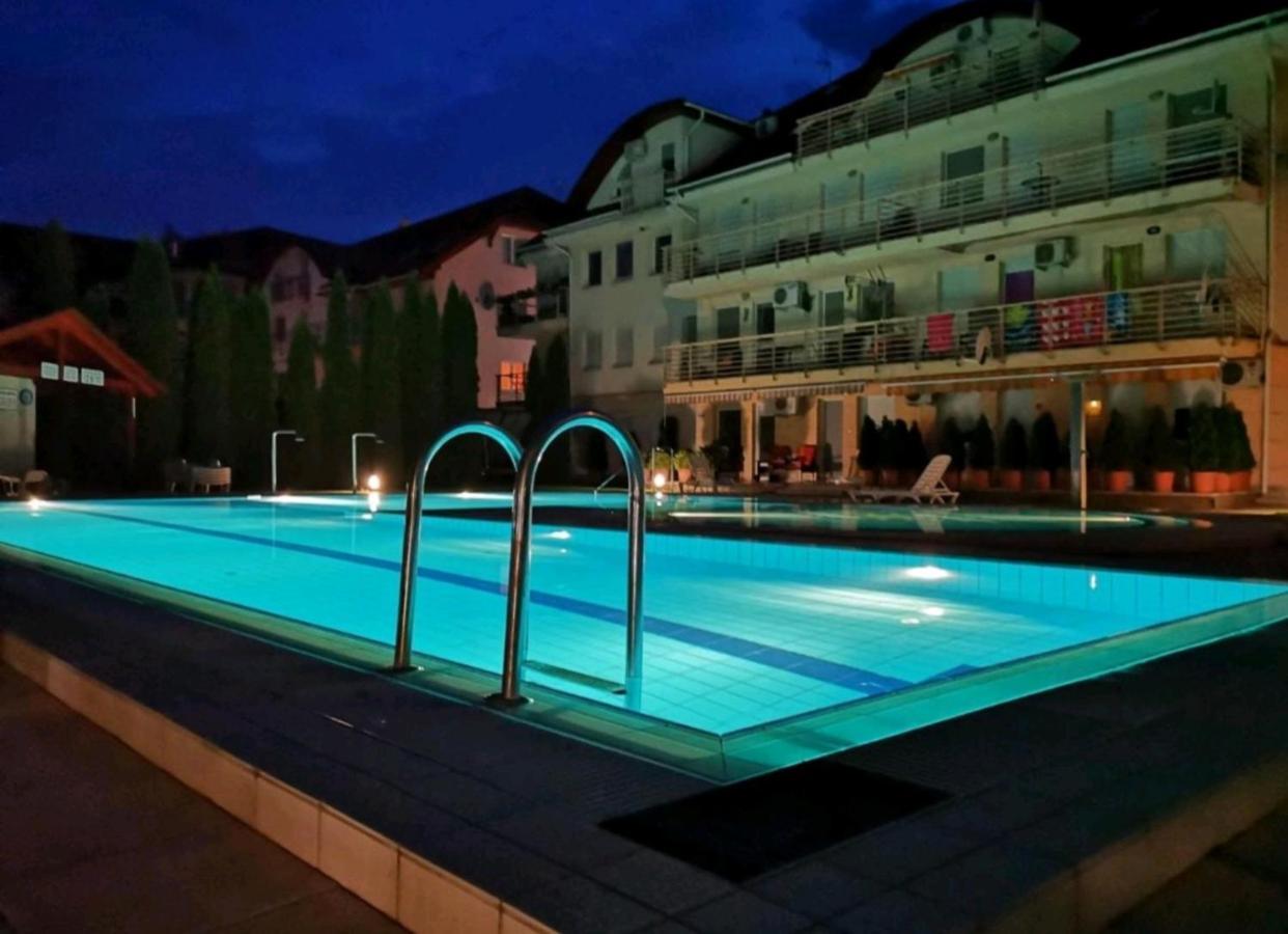 Апартаменты Relax Wellness Studio Хайдусобосло Экстерьер фото